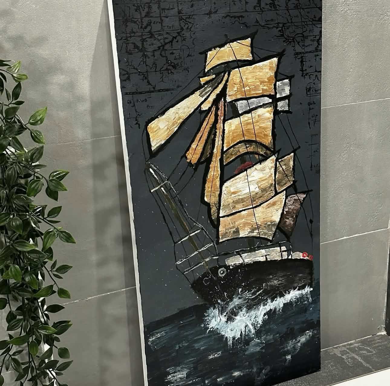 Peinture acrylique d'un voilier de nuit sur fond de carte marine
